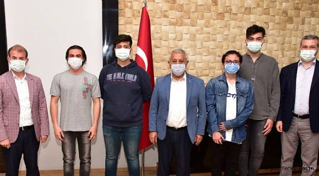 GENÇLERDEN ZEYBEK BAŞKAN´A ÇAT KAPI ZİYARET
