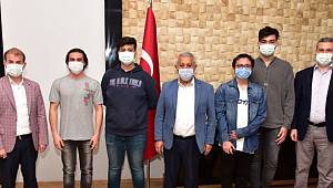 GENÇLERDEN ZEYBEK BAŞKAN´A ÇAT KAPI ZİYARET