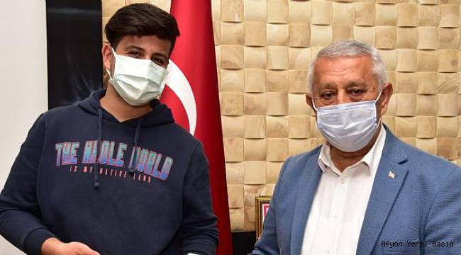 GENÇLERİN İNTERNETİ ZEYBEK BAŞKAN´DAN