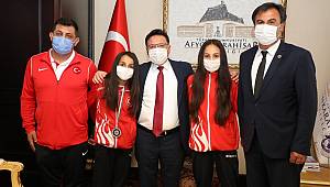 Vali Çiçek, Şampiyon Güreşçileri Kabul Etti