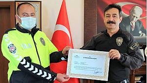 VALİ ÖDÜLLENDİRDİ, EMNİYET MÜDÜRÜ BAŞARI BELGESİNİ TAKDİM ETTİ..