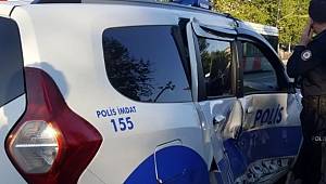 Dur İhtarlarına Uymadı 2 Polis Aracına Çarptı!!!