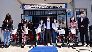 ZEYBEK BAŞKAN´DAN ÖĞRENCİLERE KARNE HEDİYESİ 