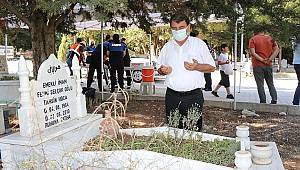  Başkan Sarı, Kabir Ziyaretine Gelen Vatandaşlar ile Bayramlaştı