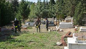 Dinar Asri Mezarlıkta Bayram Öncesi Temizlik