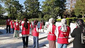 Genç Kızılay Vatandaşların Bayramını Kutladı 