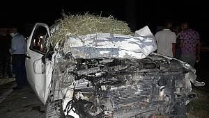 Saman Balyası Yüklü Traktöre Çarptı..