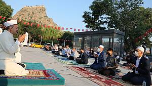 ZAFER MEYDANI’NDA BAYRAM NAMAZI KILINDI..