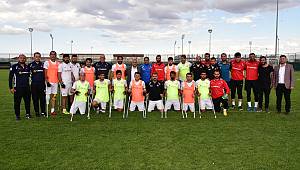 ZEYBEK BAŞKAN´DAN ŞAMPİYONLARA ZİYARET 