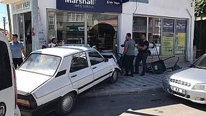 Dinar'da Otomobil Önce Kamyonete Çarptı Sonra İş Yerine Girdi