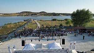 EMRE GÖLÜNÜN EŞSİZ MANZARASINDA MUHTEŞEM KONSER