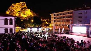  ZAFER MEYDANI´NDA AÇIK HAVADA SİNEMA KEYFİ