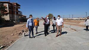 BAŞKAN MUSTAFA ÇÖL VE KAYMAKAM EFLATUN CAN TORTOP MİLLET BAHÇESİNDEKİ ÇALIŞMALARINI İNCELEDİ