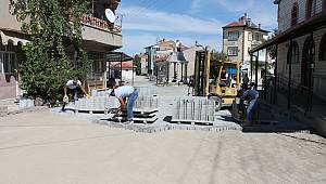 Çay ilçesinde yol yenileme çalışmaları devam ediyor.