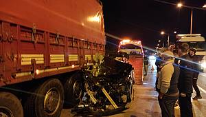 Çevre yolunda Lüks araç Tıra arkadan çarptı.