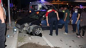  Dinar'da İki otomobil kafa kafaya çarpıştı