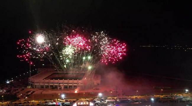 İREM DERİCİ VE CENK EREN SAHNE ALDI