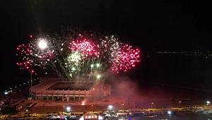 İREM DERİCİ VE CENK EREN SAHNE ALDI 