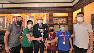 MASA TENİSİ ŞAMPİYONLARINDAN BAŞKAN ÇÖL’E ZİYARET