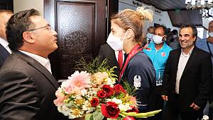 Vali Gökmen Çiçek, Tekvandodaki Gururumuz Meryem Betül’ü Ağırladı