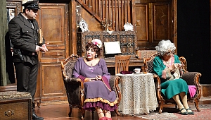 Afyon’da usta oyuncular Ahududu ile ayakta alkışlandı 