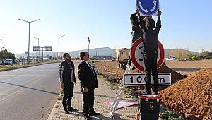 Dinar Belediyesinden IYAŞ Kavşağına Işıklı Uyarı levhası