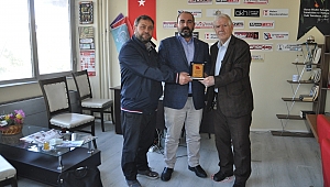 Korkmaz ve Kaplandan Başkan Ögeday’a plaket