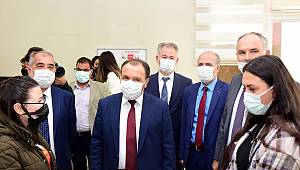 Rektör Karakaş Merkez Yemekhanenin İlk Gününde Öğrencileri Yalnız Bırakmadı