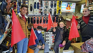 Ülkü Ocakları 29 Ekim nedeniyle Türk Bayrağı dağıttı