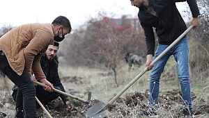 AK GENÇLER ŞEHİT ÖĞRETMENLERİ UNUTMADI..