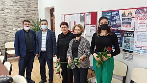 AK PARTİ HEYETİ BÜYÜN OKULLARI ZİYARET EDİP KARANFİL DAĞITTI