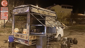  Dinar'da Tatlı Arabasında Yangın Çıktı