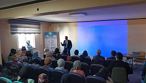 Rektör Okumuş Şuhut Kadın Kültür Evinde söyleşiye katıldı