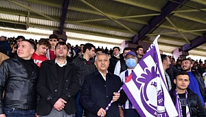 ZEYBEK BAŞKAN MAÇLARI TARAFTARLARLA BİRLİKTE İZLİYOR