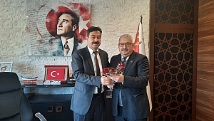 AFYONKARAHİSAR YAZARLAR VE ŞAİRLER DERNEĞİNDEN EMNİYET MÜDÜRÜ ALİ TEMİZ’İ ZİYARET 