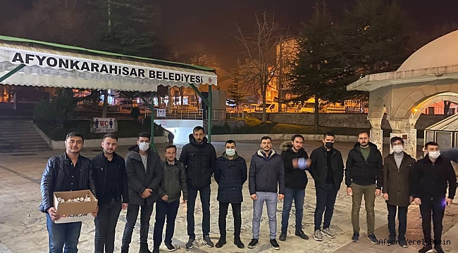 AK GENÇLER KAZADA YAŞAMLARINI YİTİREN 'GENÇ İHH' EKİBİNİN RUHUNA LOKUM DAĞITTI