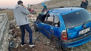  Dinar'da Otomobil Bağcılar Köy Mezarlığına Çarptı 