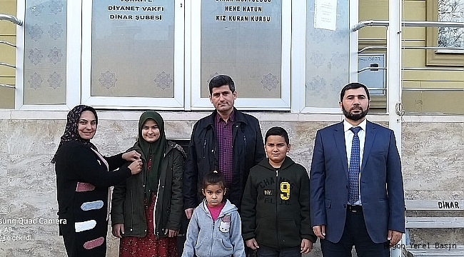 Dinar Müftüsü Başarılı Öğrenciye Çeyrek Altın Verdi
