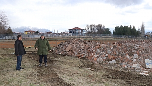 Hürriyet Mahallesinde Metruk binanın yıkımı gerçekleşti..
