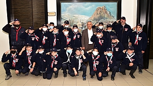 	İZCİ KULÜBÜNDEN ZEYBEK BAŞKAN´A ZİYARET