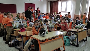 Minik Eller Saksılara Fidan Dikti