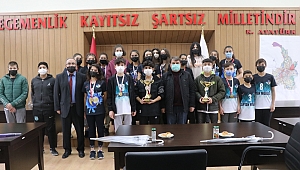 Okul Voleybol takımı Başkan Sarı’yı ziyaret etti