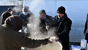 BAŞKAN ŞAHİN'DEN PAZARCI ESNAFINA SICAK ÇORBA..