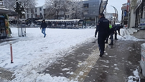  Dinar Belediyesinden kar sonrası kaldırım temizliği