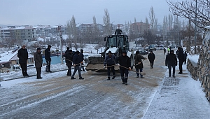 Dinar Belediyesinden kar tuzlama seferberliği.. 