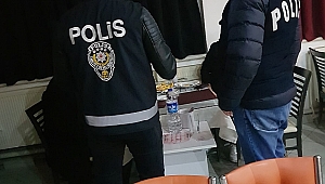  Dinar'da Polisler Aranan Hırsızları ve 1 Asker Kaçağını Yakaladı