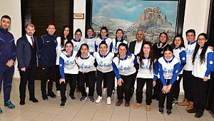 İŞİTME ENGELLİ SPORCULARDAN BAŞKAN ZEYBEK´E ZİYARET 