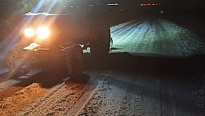  Kar İle Kapanan Köylerinin Yolunu Gönüllü Köylüler Böyle Açtı 