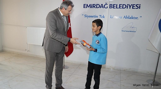 'Okuduğunu Anlama' Yarışmasında Dereceye Giren Öğrencilere Ödülleri Verildi'