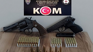 POLİS TARİHİ ESER ARARKEN 2 TANE RUHSATSIZ SİLAH ELE GEÇİRDİ..